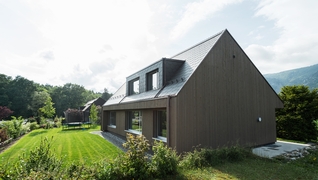 La casa unifamiliare a Langendorf (SO) costruita nel 1971 ha un nuovo involucro in legno ben isolato.