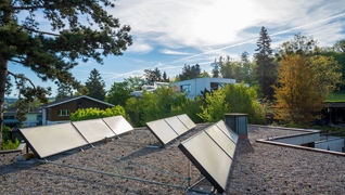 Risanamento energetico di una casa unifamiliare (Lyss, BE): l’energia solare assicura il calore senza ricorrere ai combustibili fossili.