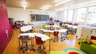 Tutti soddisfatti: gli scolari della scuola Hasel di Spreitenbach volevano un edificio colorato, i genitori all’insegna dell’efficienza energetica (scuola Hasel, AG).