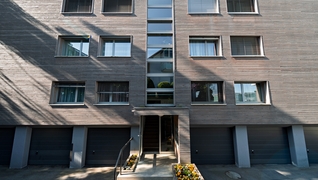 Die energetische Sanierung des Mehrfamilienhauses in Ostermundigen (BE) ging einher mit einer umfassenden Modernisierung, u.a grössere Fenster, die mehr Tageslicht hereinlassen.