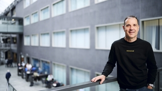 Jörg Saluz, Abteilungsleiter Umwelt, Sicherheit & Bau der Schulthess Klinik, in der Eingangshalle des Hauptgebäudes.