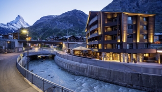 Das Hotel ZERMAMA in Zermatt wurde 2019 gesamtsaniert. Es wird mit Holzpellets aus dem Oberwallis beheizt.