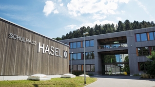 Depuis son assainissement énergétique, le bâtiment scolaire Hasel à Spreitenbach a diminué sa consommation énergétique de moitié, bien que sa surface de référence énergétique ait plus que doublé.