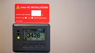 Les panneaux solaires sur le toit de la maison familiale située à Vollèges (VS) fournissent davantage d’électricité durant l’année que les habitants n’en consomment (affichage en watts sur l’image).