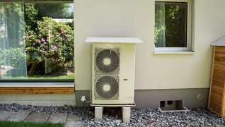 La pompe à chaleur air-eau située à l'extérieur utilise l'énergie de l'air ambiant pour chauffer la maison individuelle située à Berthoud (BE).