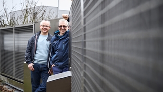 Liegenschaft Wangen bei Dübendorf: Philipp Albert und Andre Widmer vor der Aussenaufstellung der Luft/Wasser-Wärmepumpe.